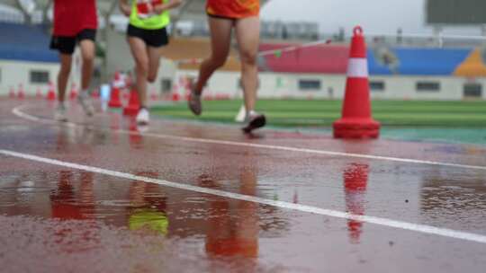 运动场雨中田径比赛运动员奔跑的脚步步伐