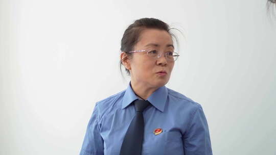 女检察官穿制服女性侧面特写