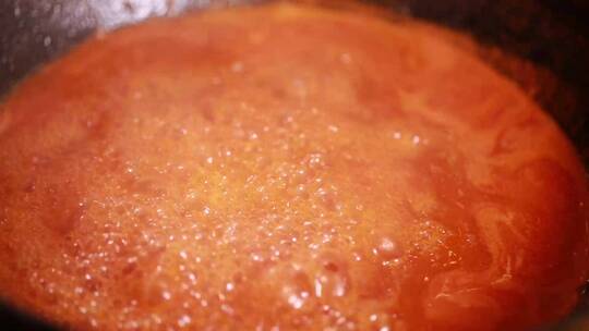 厨师熬制番茄料汁