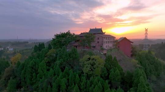 日落山上寺庙