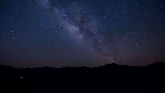 沙漠 繁星点点 夜空 连绵起伏的山脉