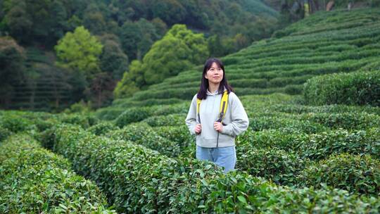 年轻活力青春女孩户外独自郊游踏青清新茶园