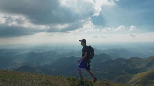 男人徒步登山户外探索