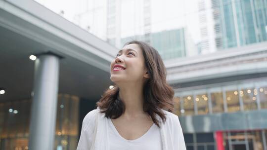 美女成都街头漫步开心快乐看周围城市景观