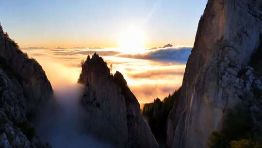 高山云海日出景象