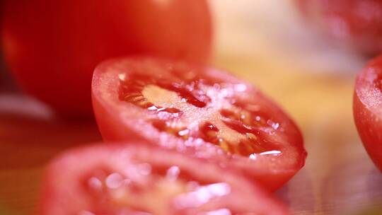 微距切开的西红柿截面种子