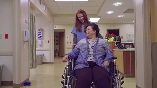 护士推着坐着轮椅的病人视频素材模板下载
