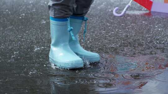 雨天 穿着雨鞋踩水溅起水花