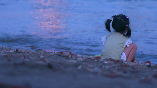 武汉汉江江滩玩水的儿童小女孩 升格慢动作视频素材模板下载