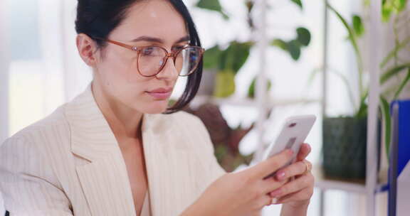 女人在智能手机上读到坏消息后崩溃了