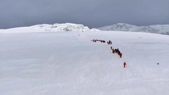 航拍攀登慕士塔格峰雪山冰川的登山队