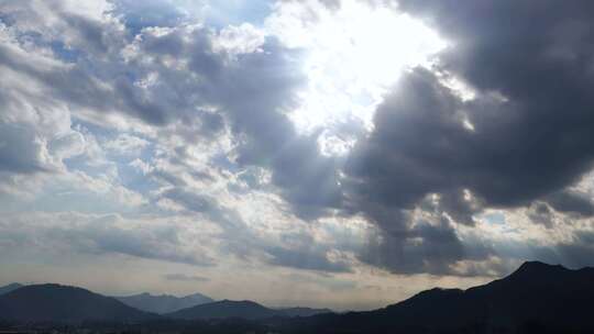 山峰延时天空阳光穿过云朵上帝之光丁达尔光视频素材模板下载