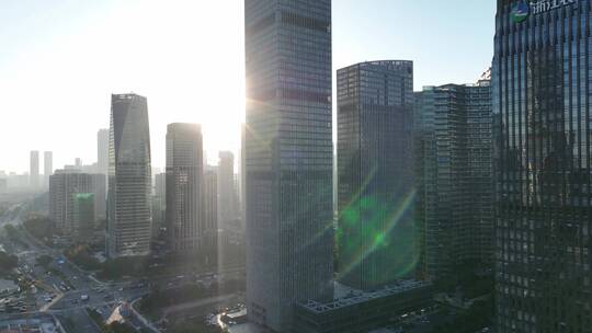 阳光穿过现代城市写字楼摩天大楼