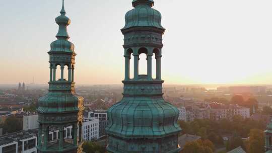 初夏波兹南历史旅游中心和圣弗朗西斯教堂尖