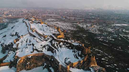 白雪覆盖的城堡遗迹