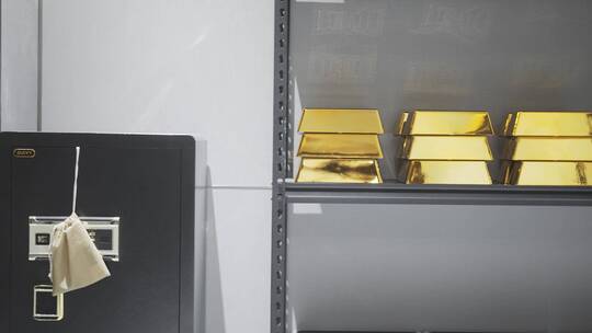 中式合院玻璃保险柜内的金锭