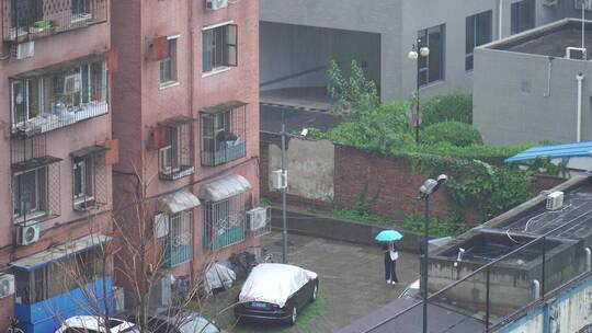 雨中楼房小区停车场下雨