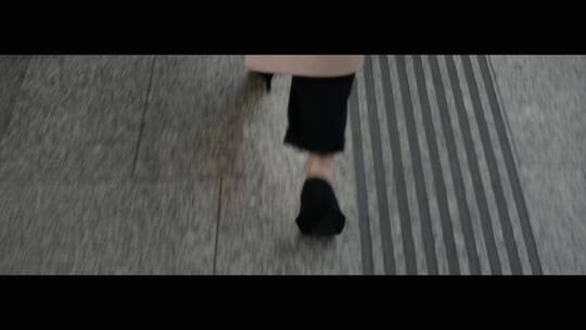 女人穿高跟鞋在人行道行走特写