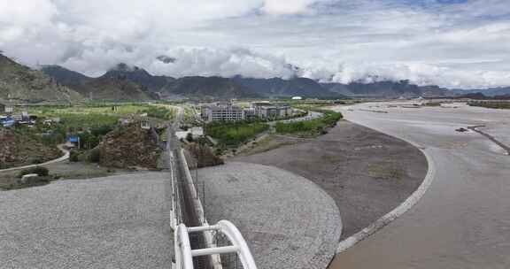 西藏拉萨河青藏铁路线