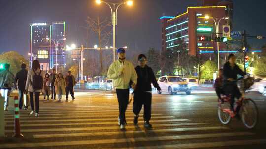 夜晚城市行人过马路汽车车辆车流人流脚步夜