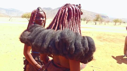 环视部落妇女的装扮视频素材模板下载