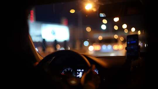 车内视角夜晚城市街道的行车景象