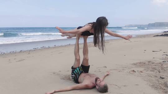 在海滩上做瑜伽的情侣