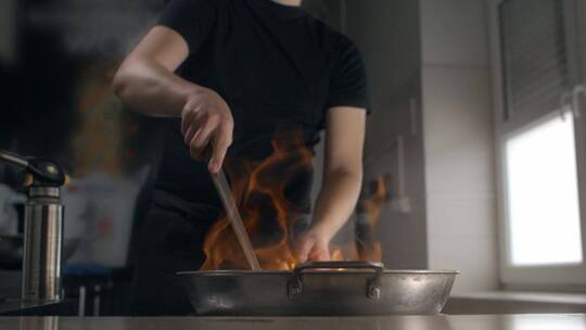一个厨师在用大火炒菜特写视频素材模板下载