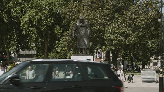 英国伦敦议会广场温斯顿·丘吉尔雕像视频素材模板下载