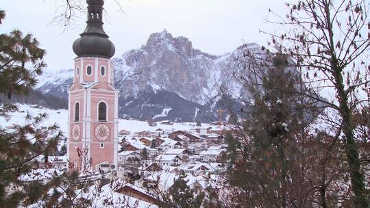 积雪覆盖的村庄和教堂