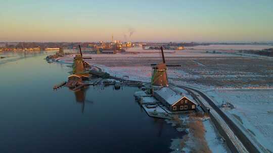 Zaanse Schans风车村的木制风力磨坊在冬季与雪景雪