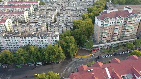 城市高架桥与居民楼林立的城市景象