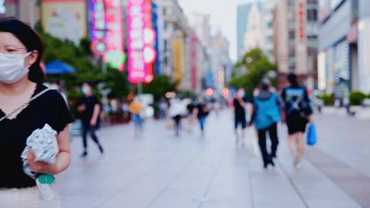 步行街街头行人