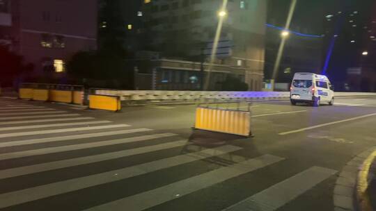 上海封城中的封闭街道