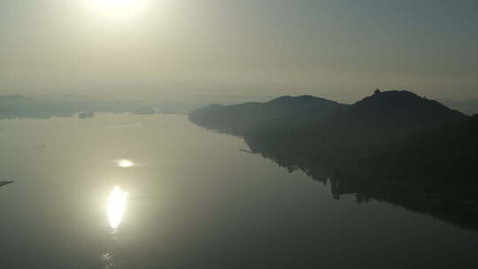 航拍武汉东湖磨山傍晚太阳湖面倒影视频素材模板下载