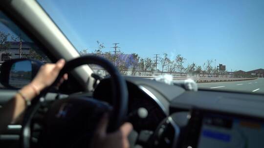 开车驾驶汽车行驶高速公路窗外风景第一视角