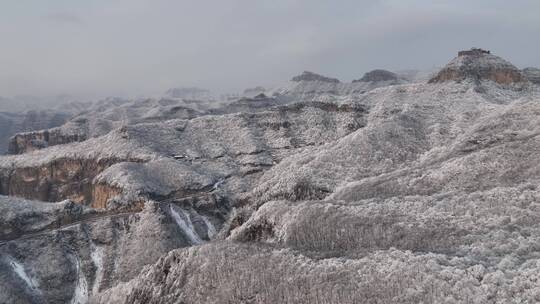 航拍焦作云台山峰林峡山脉冬季雾凇雪景