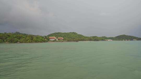 兰卡威海洋海岛下雨