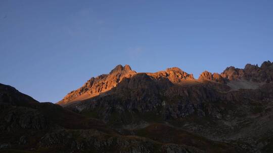 夕阳落日日照金山唯美景色