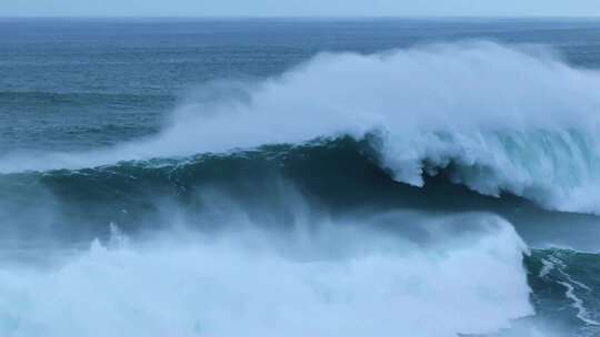 大海汹涌海浪翻滚巨浪浪花滚滚