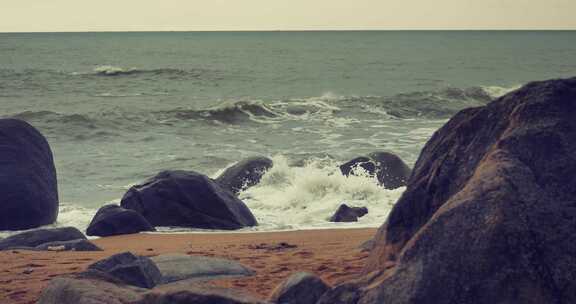 海滩岩石海浪