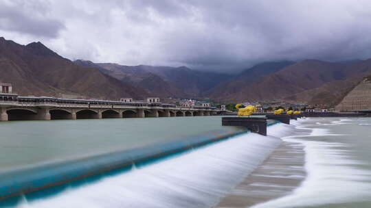 西藏拉萨河金牛迎亲桥全景高清延时