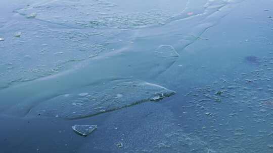 寒潮来临气温下降南京玄武湖公园湖面结冰