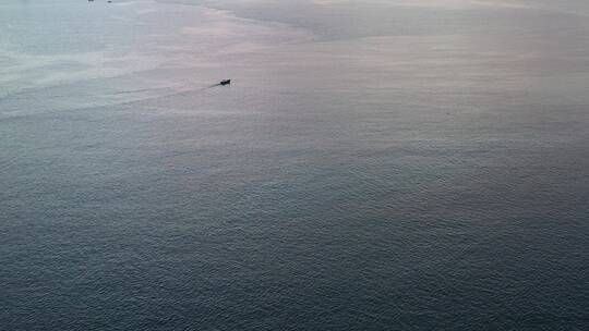 清晨海上船只小船渔船海面湖面一只孤独的船视频素材模板下载