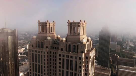 航拍大雾天的城市景观