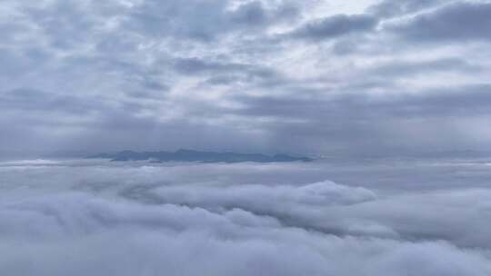 高空云海与远山景象