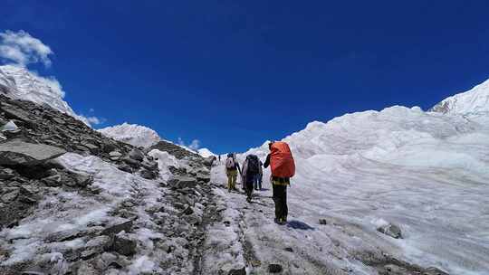 攀登四川第二高峰中山峰的登山队徒步冰塔林