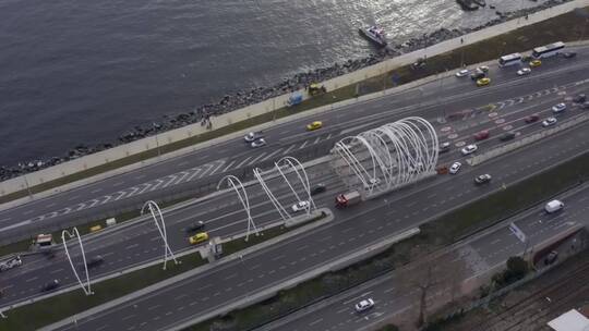 在多条道路上行驶的车辆