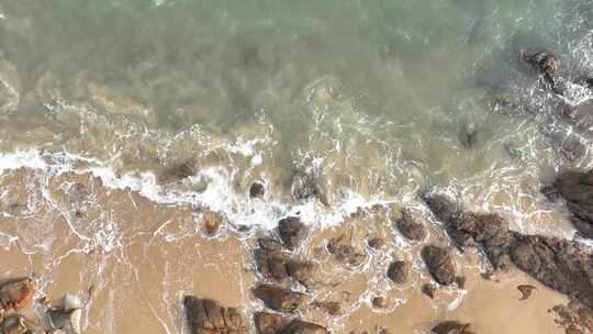 俯拍海岸礁石沙滩海水拍打岩石浪花潮水冲刷
