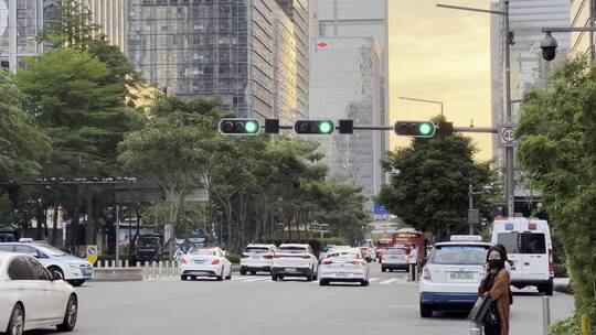 背景夕阳行人过马路视频素材模板下载